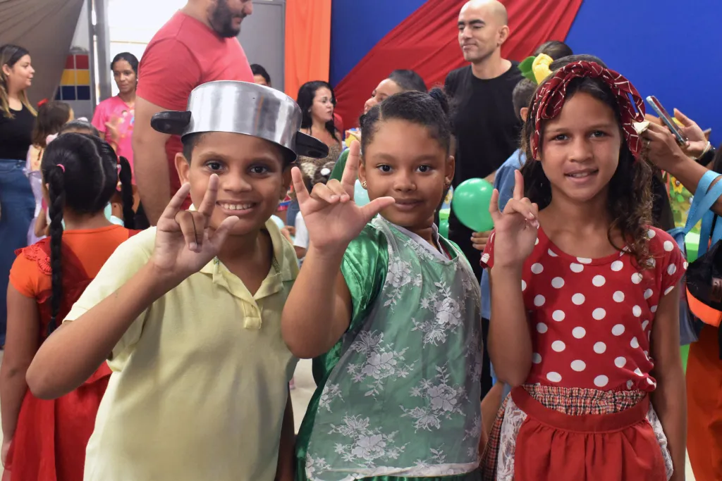 Alunos da rede municipal participam de festival e contam histórias infantis em Libras