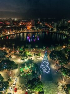 Cícero Lucena e Leo Bezerra destacam beleza da decoração natalina na Capital, com árvore gigante e neve artificial na Lagoa