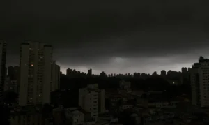 São Paulo volta a ter temporal e mais de 70 mil imóveis ficam sem luz