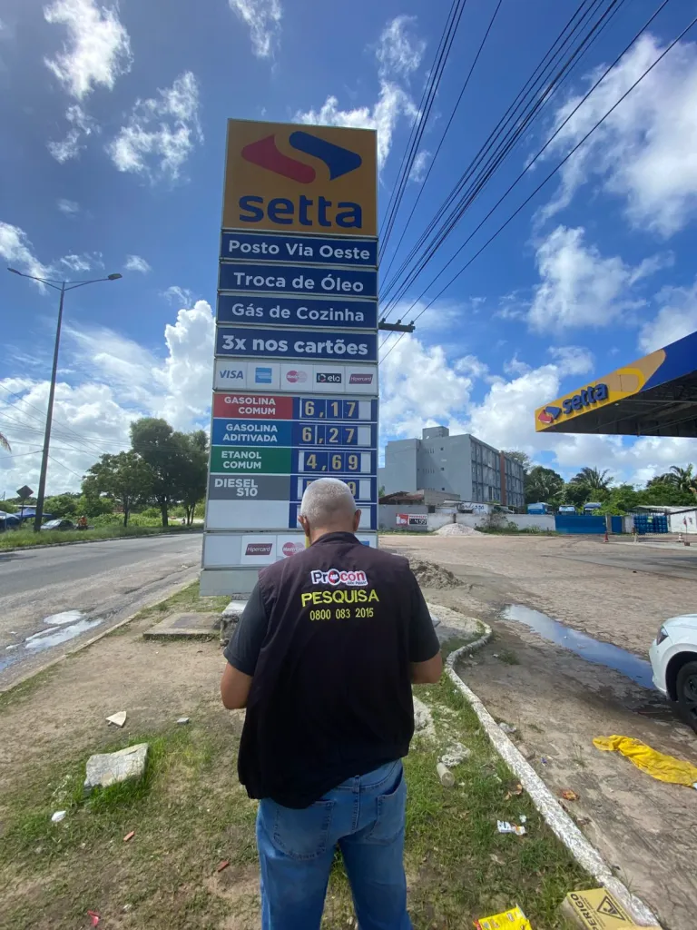 Procon-JP constata queda de R$ 0,10 no menor preço da gasolina e fiscaliza redução do valor do produto