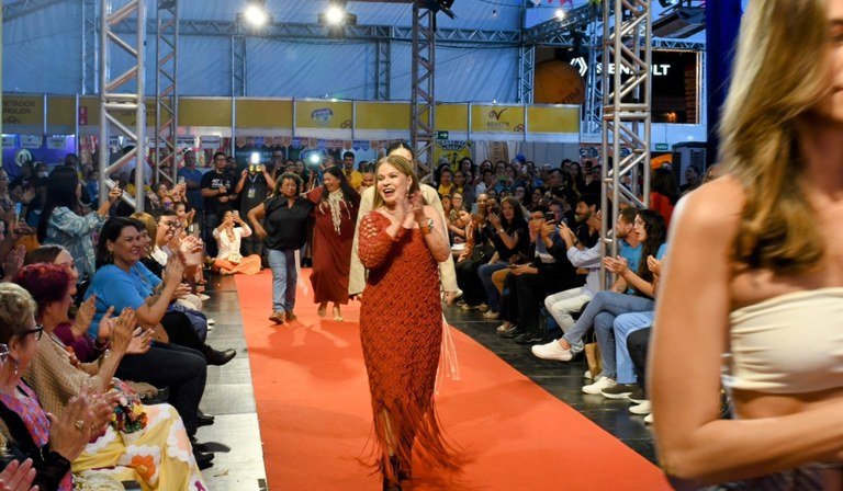 Primeira-dama e vice-governador prestigiam desfile em homenagem ao macramê e participam de assinatura de contratos do Empreender-PB