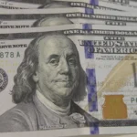 Bolsa bate recorde, e dólar cai para menor valor em mais de um ano