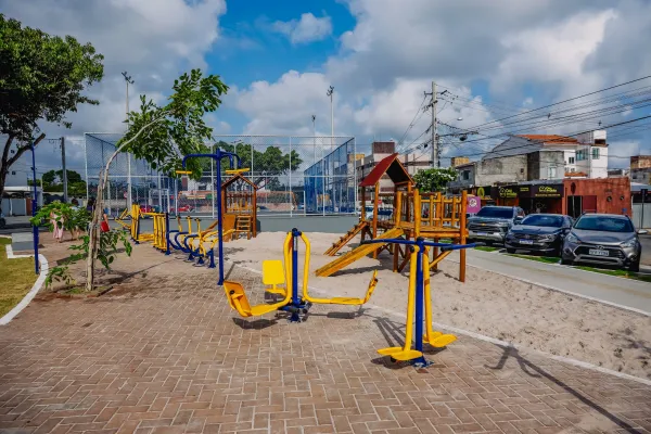 Com 17 praças concluídas e 14 em execução, Prefeitura investe em espaços de lazer e convivência para a população