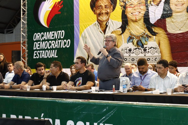 João Azevêdo dialoga com a população no ODE em Riacho dos Cavalos e entrega benefícios para a região