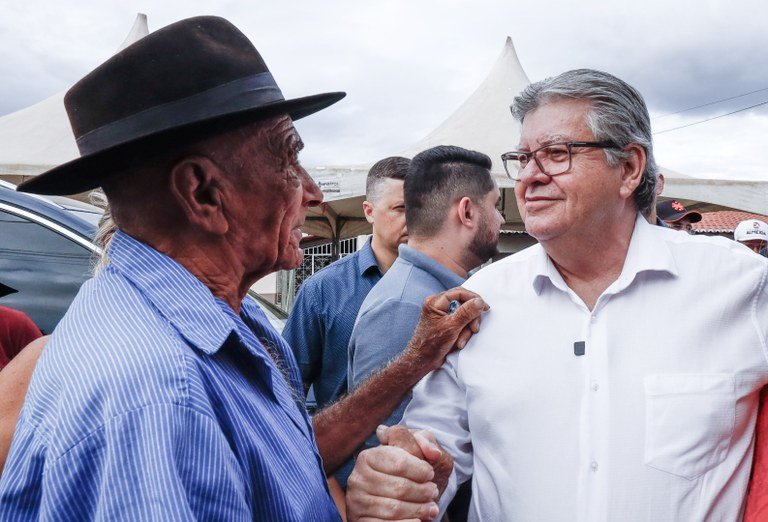 João Azevêdo entrega rodovia em São Bento e travessias urbanas e abastecimento d’água de Riacho dos Cavalos