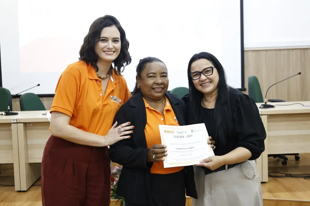 Programa ‘Mulheres Mil’ entrega certificados para concluintes do curso de recepcionista