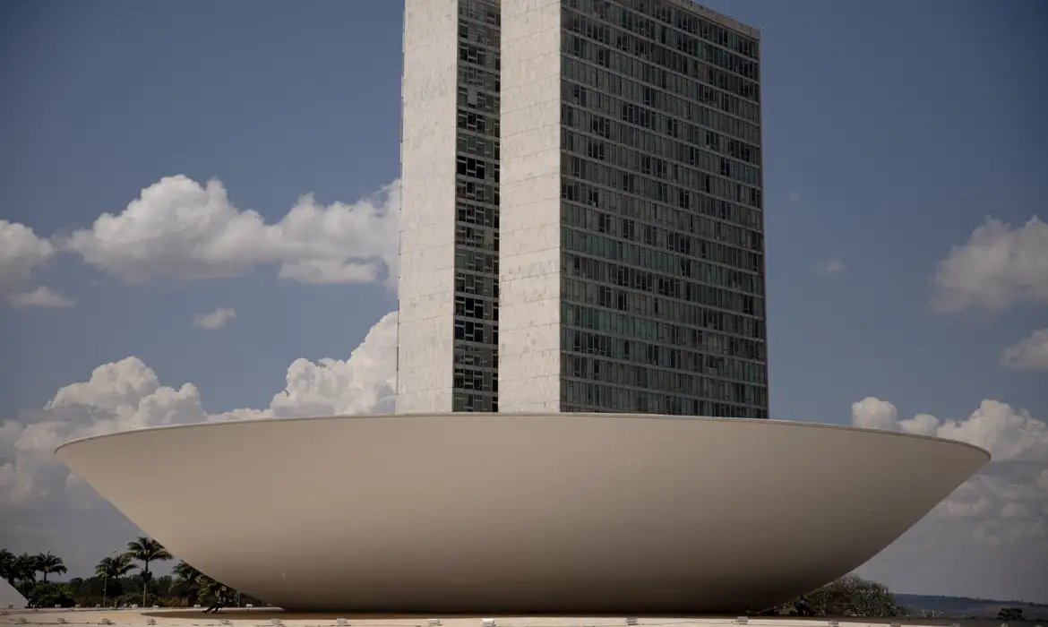 Câmara declara perda de mandato a 7 deputados e dá posse a substitutos