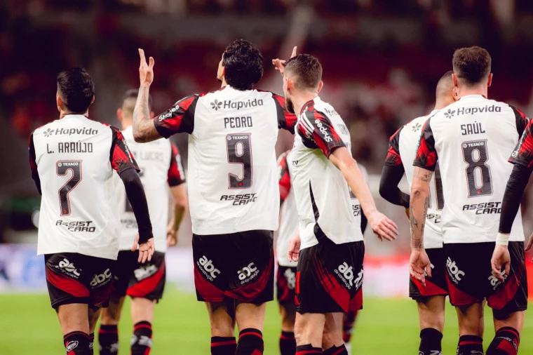 Com autoridade, Flamengo bate o Internacional e segue na liderança isolada do Brasileirão