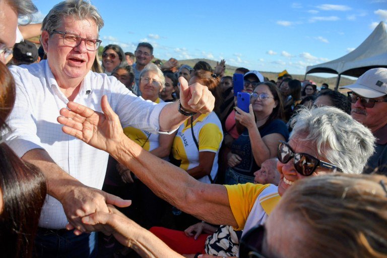 João Azevêdo entrega estrada do Distrito do Melo, em Cuité, e inspeciona construção de barragem de R$ 31 milhões em Barra de Santa Rosa
