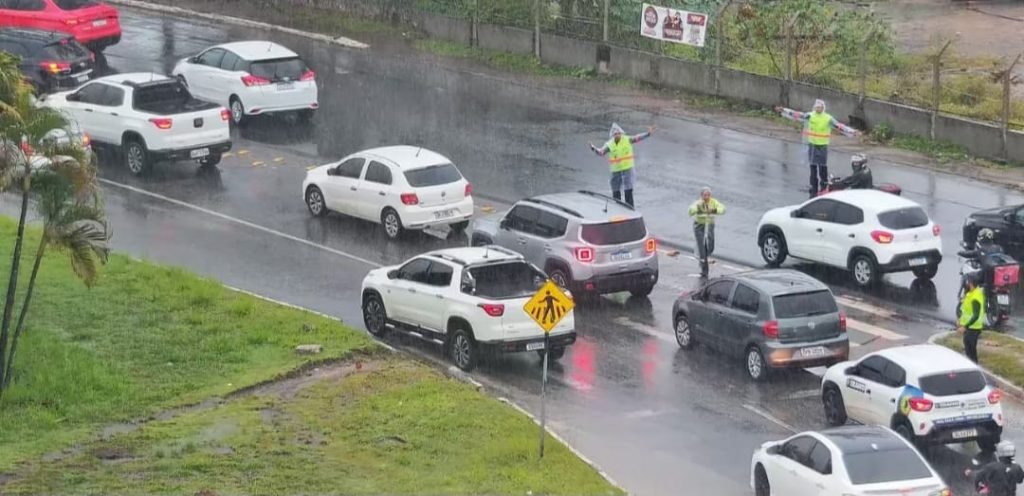 Semob-JP atua com plano emergencial para garantir mobilidade durante fortes chuvas em João Pessoa