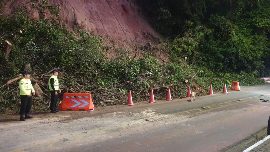 Semob-JP libera tráfego na Avenida Cabo Branco após serviços de limpeza embaixo de barreira