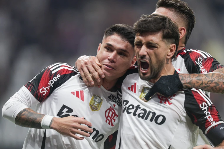 de virada flamengo vence o corinthians e se isola ainda mais na lideranca do brasileirao
