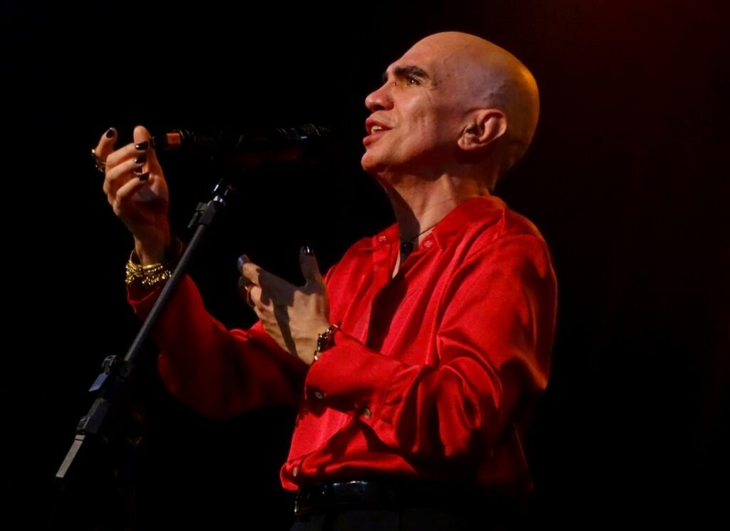 edson cordeiro canta zeca baleiro em show no teatro paulo pontes dia 09 de outubro
