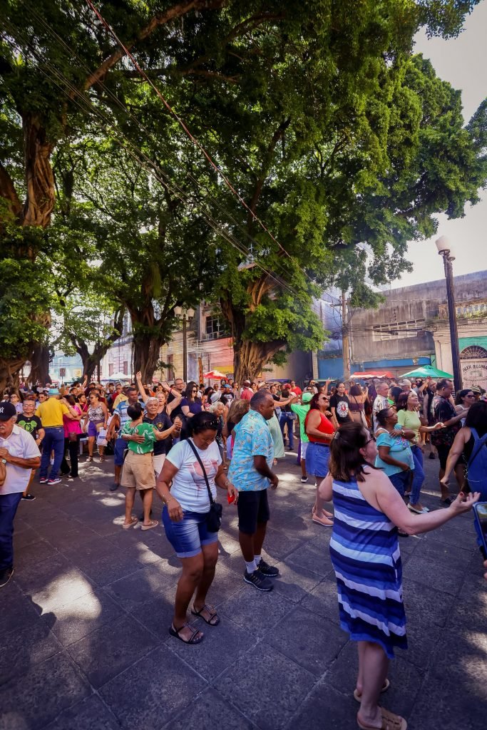 Samba Se Ata leva ritmo em diversas vertentes para público do Sabadinho Bom