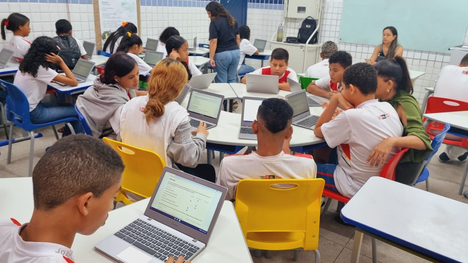 Sedec-JP lança edital com 100 bolsas de intercâmbio no Reino Unido e Canadá para alunos e professores