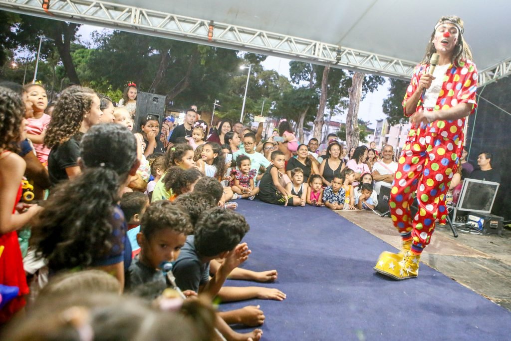 Atrações circenses, brincadeiras e personagens infantis marcam Dia das Crianças no Parque Solon de Lucena