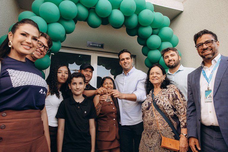 Em Esperança, Lucas Ribeiro entrega unidades habitacionais e inspeciona obra de Centro Especializado em Reabilitação