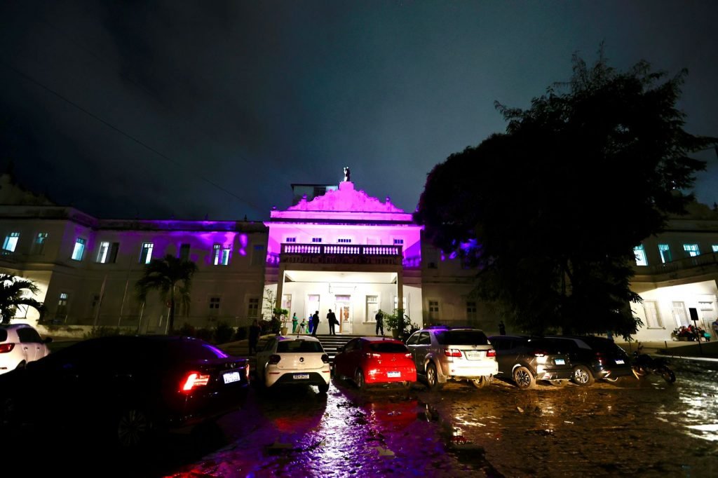 Hospital Santa Isabel e letreiro ganham iluminação especial para conscientizar sobre câncer de mama