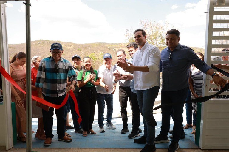 Lucas Ribeiro inaugura creche e inspeciona obras da educação em Triunfo e Poço Dantas