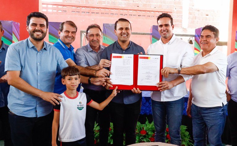 Lucas Ribeiro visita obras em Bernardino Batista e Uiraúna e firma convênio para construção de escola