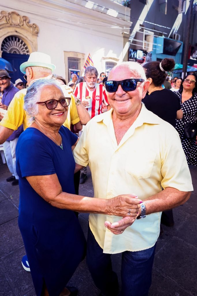 Sabadinho Bom comemora Mês da Consciência Negra com show de Helô Uehara