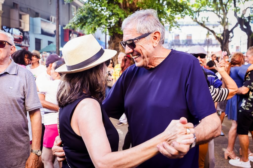 Grupo Samba D’Kriouluz anima Sabadinho Bom com mistura de ritmos