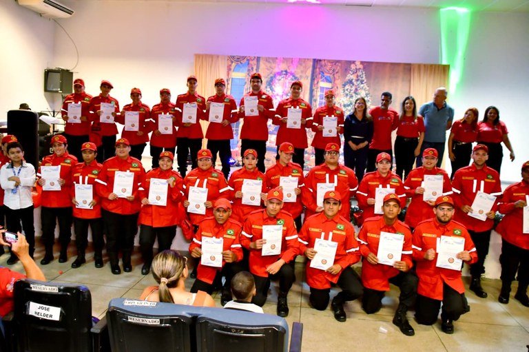 Entrega de diploma à primeira turma de bombeiros civis autistas marca o Recital de Natal do CAA-Solânea