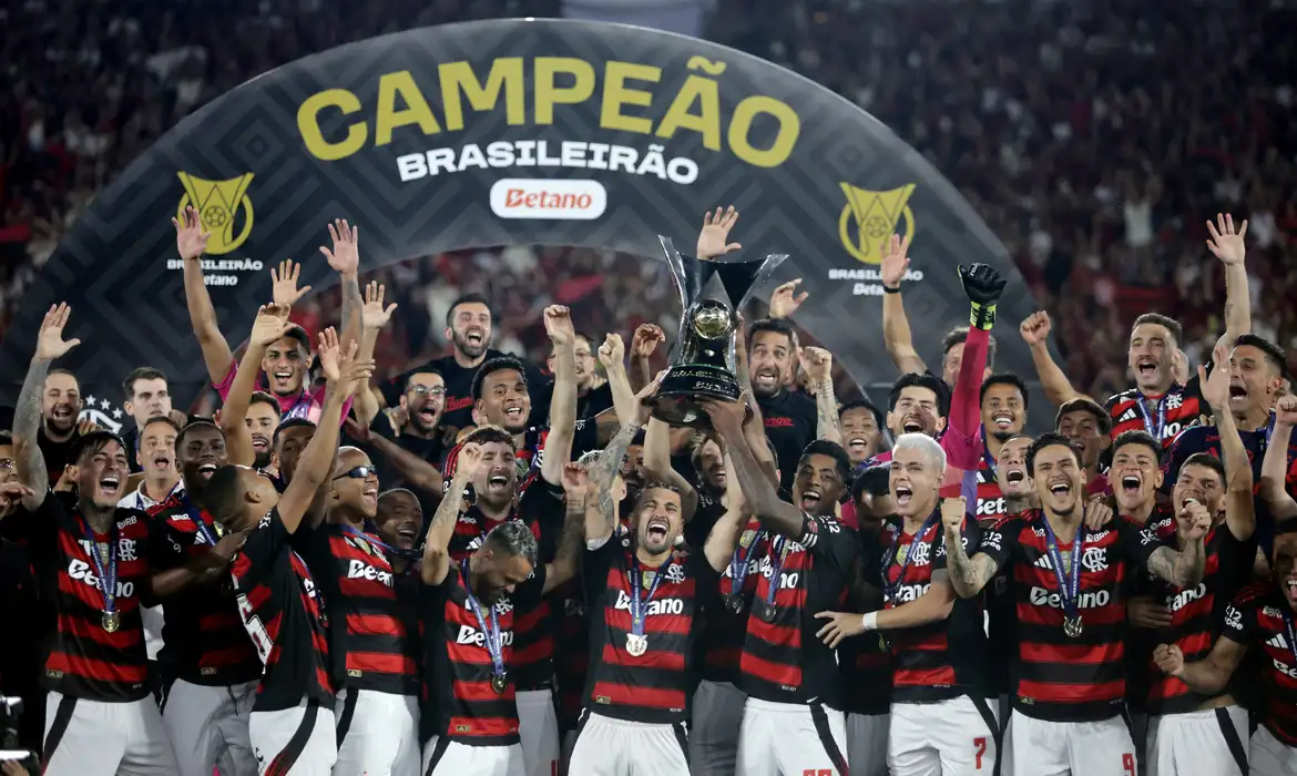 flamengo derrota ceara e coroa ano magico com titulo brasileiro