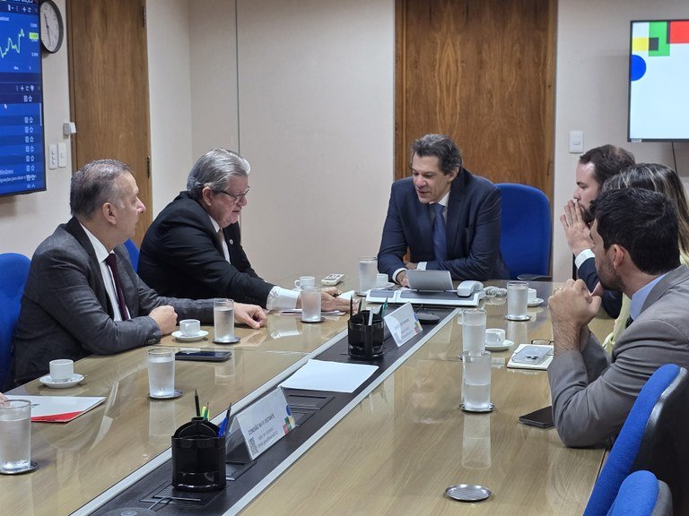 João Azevêdo busca recursos nas áreas de agricultura familiar, habitação e saneamento com ministro Fernando Haddad