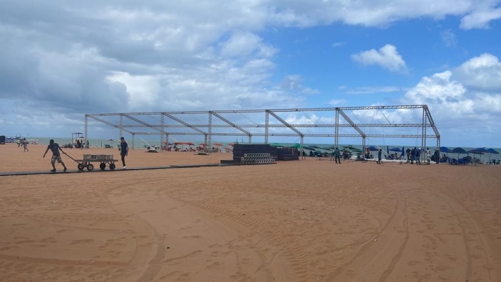 Prefeitura inicia na Orla montagem da estrutura para show de Frei Gilson, no próximo sábado