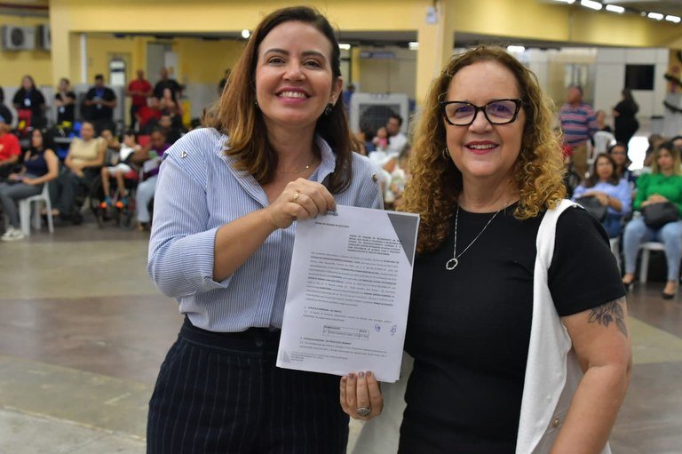 Sedh e Funad assinam Termo de Doação de ônibus adaptado para ajudar no transporte de pessoas com deficiência