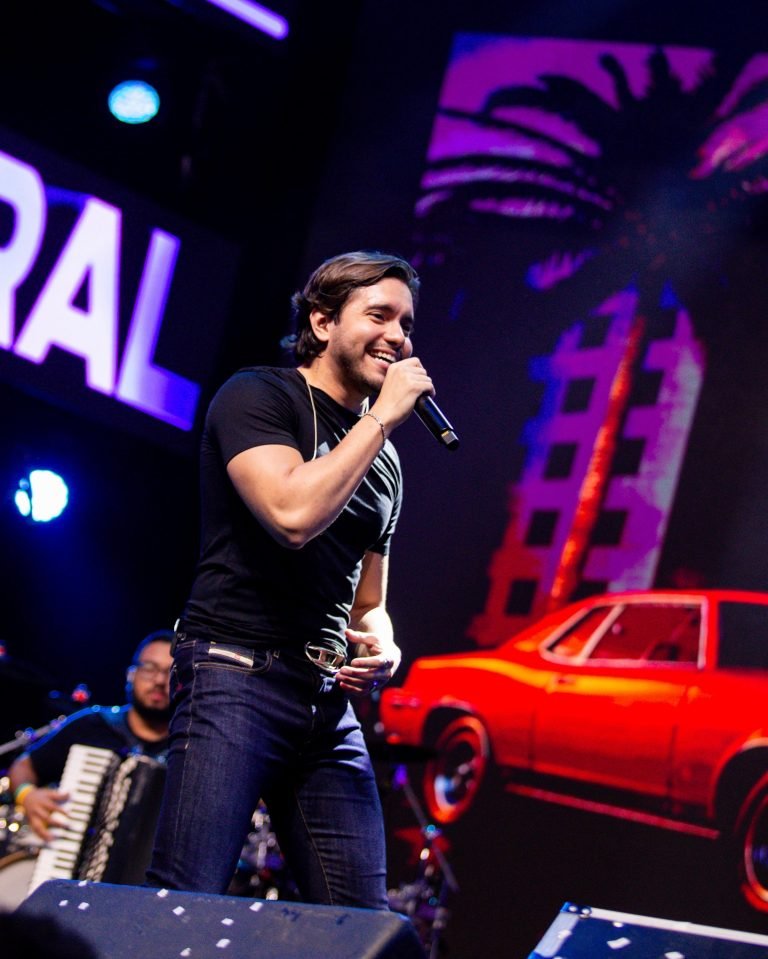 Cantor Victor Santos fecha gravações de DVDs no palco do Festival Forró Verão nesta quinta-feira