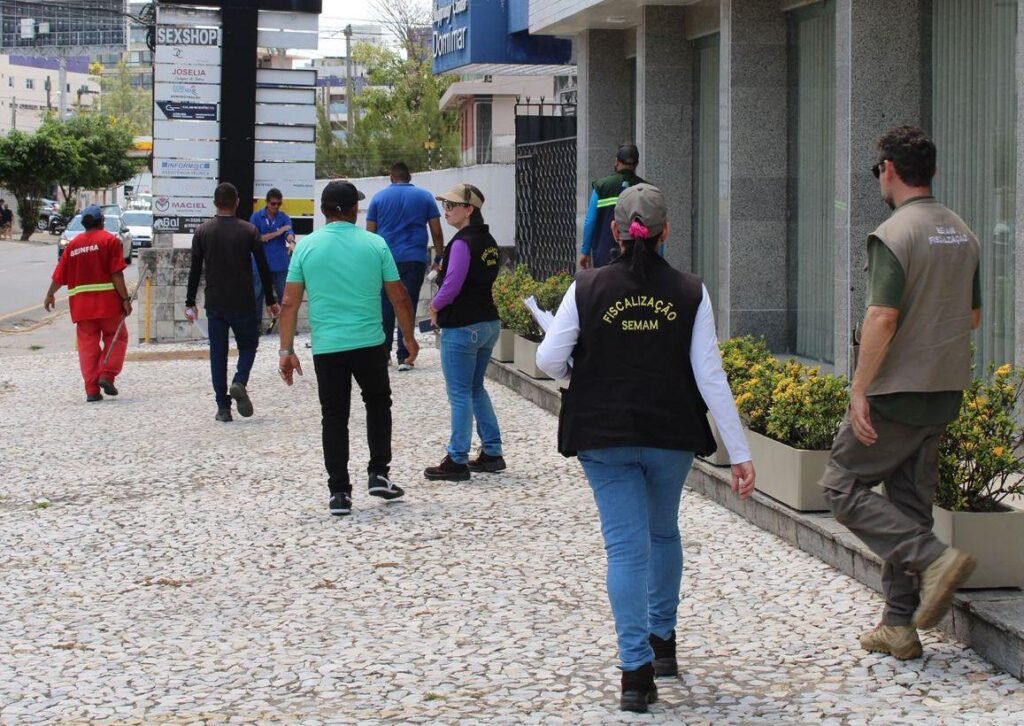 estabelecimentos comerciais sao notificados em fiscalizacao da semam no bairro de tambau