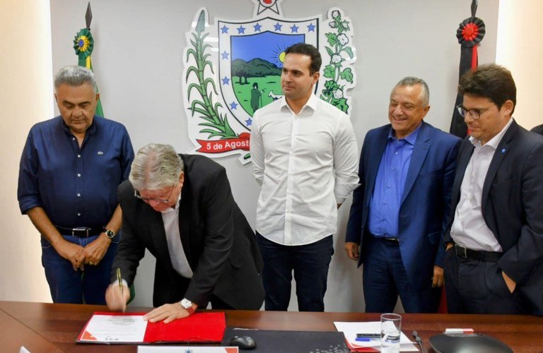 João Azevêdo assina portarias para fortalecer setor de laticínio e gerar emprego e renda na Paraíba