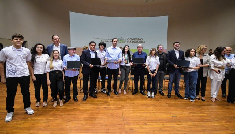 João Azevêdo entrega premiação a professores e escolas que promoveram avanços na aprendizagem dos alunos