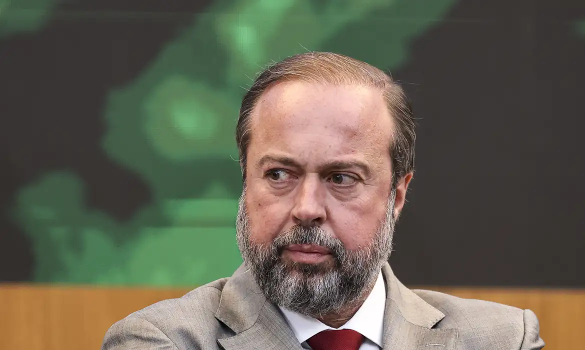 Ministro cobra solução para vazamento de água em minas da Vale