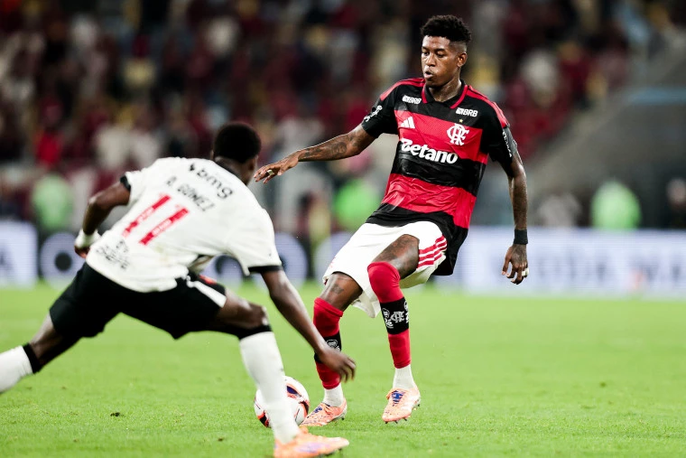 Na estreia do elenco principal, Flamengo bate o Vasco e conquista a primeira vitória no Cariocão