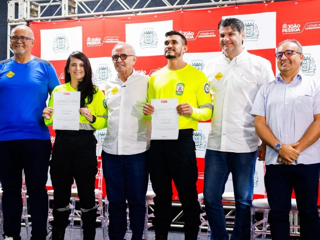 cicero lucena da posse a 48 novos agentes de mobilidade urbana e destaca aprovacao dos servicos da prefeitura durante os eventos da capital