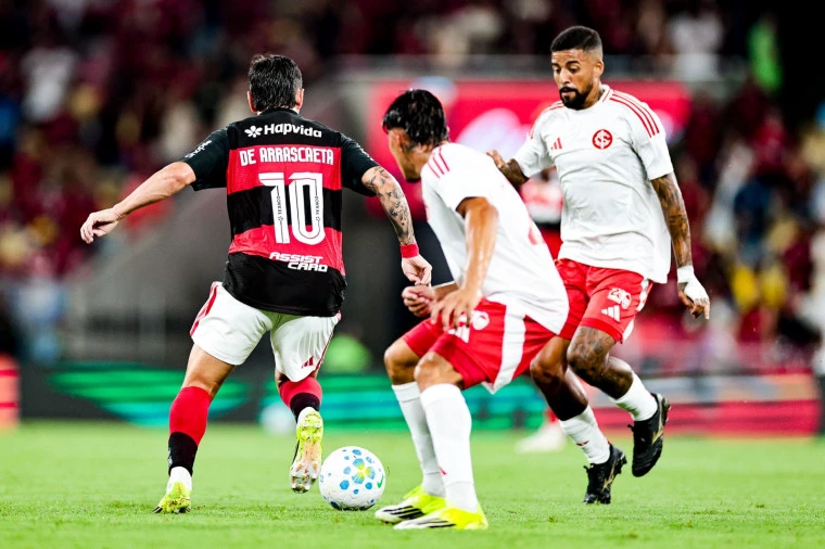 Flamengo sai atrás no placar e busca o empate contra o Internacional no Maracanã