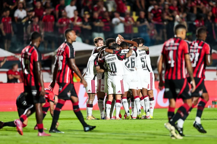 Flamengo vence o Vitória no Barradão e conquista seu primeiro triunfo no Brasileirão