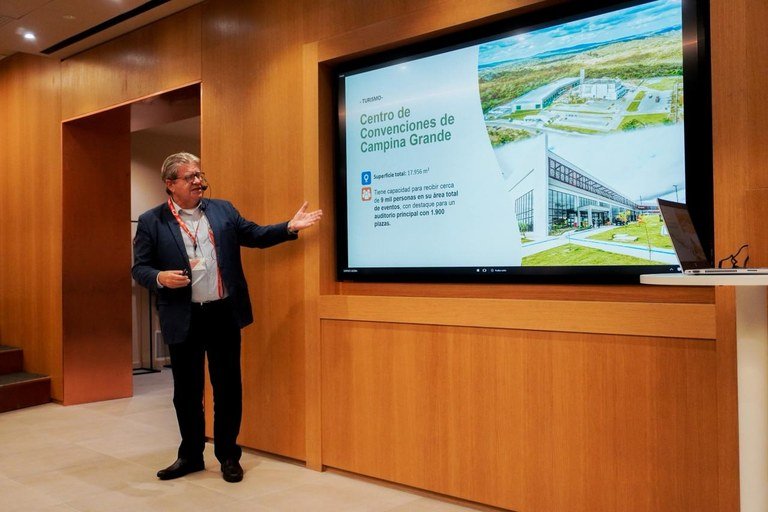 joao azevedo apresenta potencial da paraiba durante missao internacional em barcelona