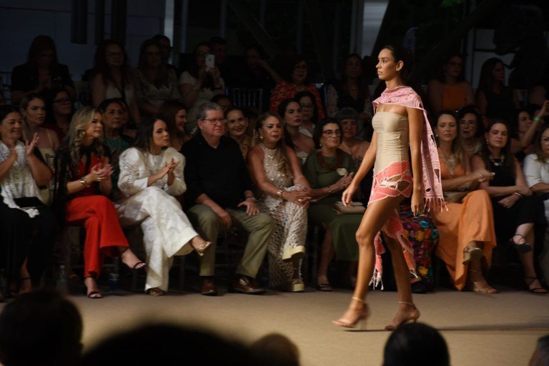 João Azevêdo prestigia desfile do artesanato e destaca desenvolvimento do segmento na Paraíba