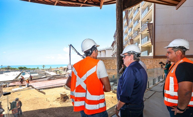 joao azevedo visita obras do polo turistico cabo branco e acompanha ritmo das construcoes