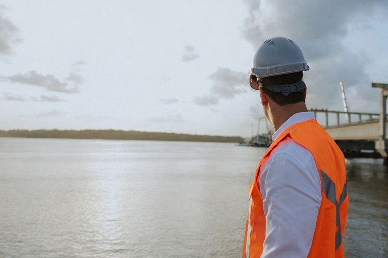 lucas ribeiro inspeciona obra da ponte do futuro que atinge 50 de conclusao e projeta desenvolvimento da regiao