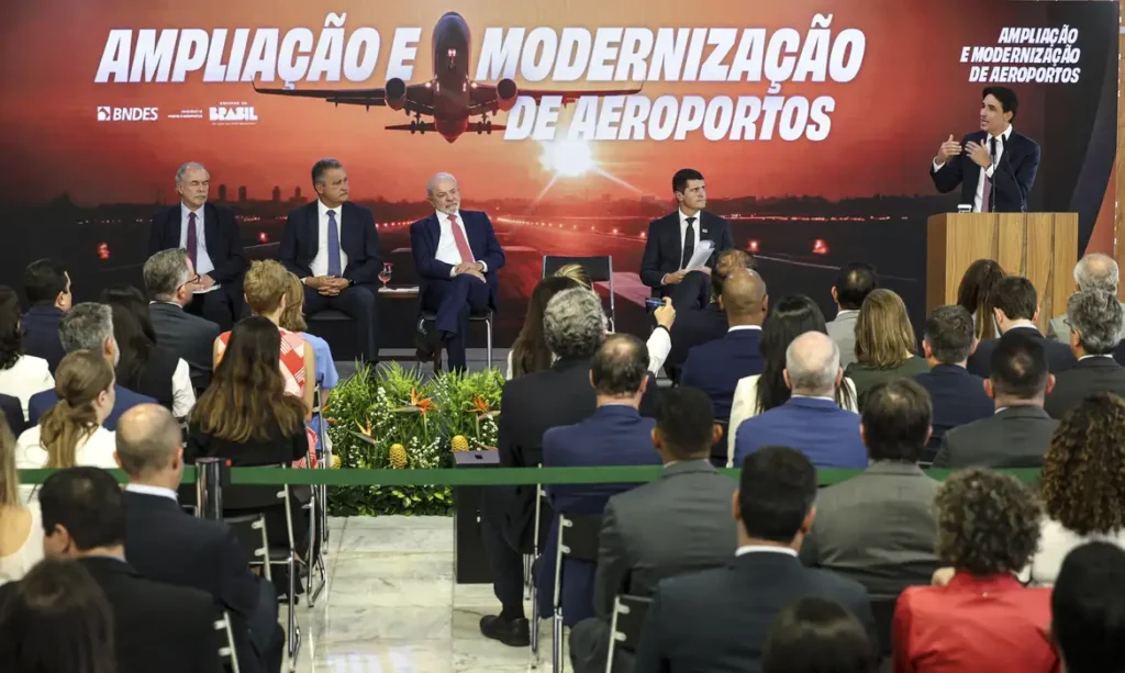 Ministro celebra anúncio de R$ 5,7 bi para ampliar aeroportos no país 33 ministro celebra anuncio de r 57 bi para ampliar aeroportos no pais