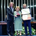 Nilda Gondim recebe a Comenda Ceci Cunha no Senado e Veneziano ressalta trabalho da Bancada Feminina na Casa
