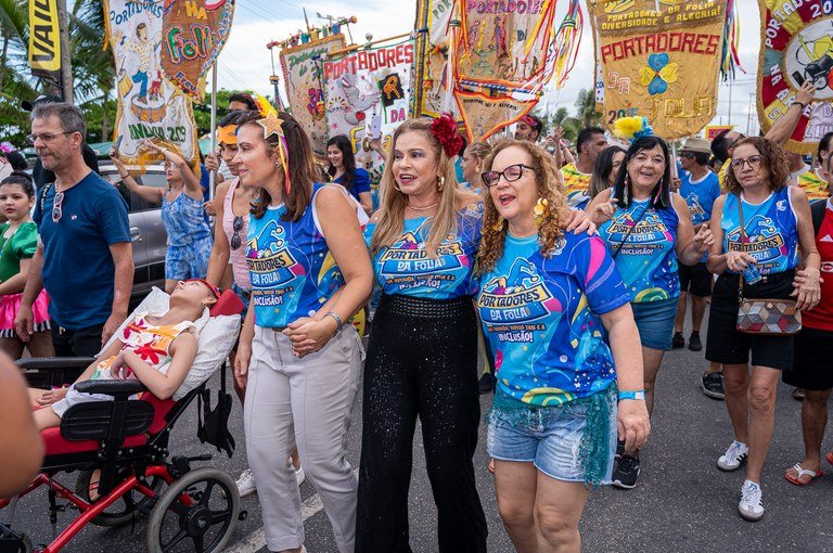primeira dama do estado prestigia desfile do bloco portadores da folia e destaca acoes do governo para fortalecer inclusao na paraiba