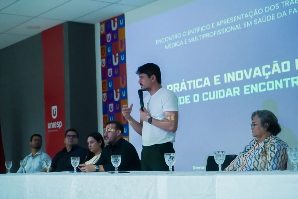 Secretaria de Saúde realiza formatura de novos especialistas e lança Cartilha da Rede Escola