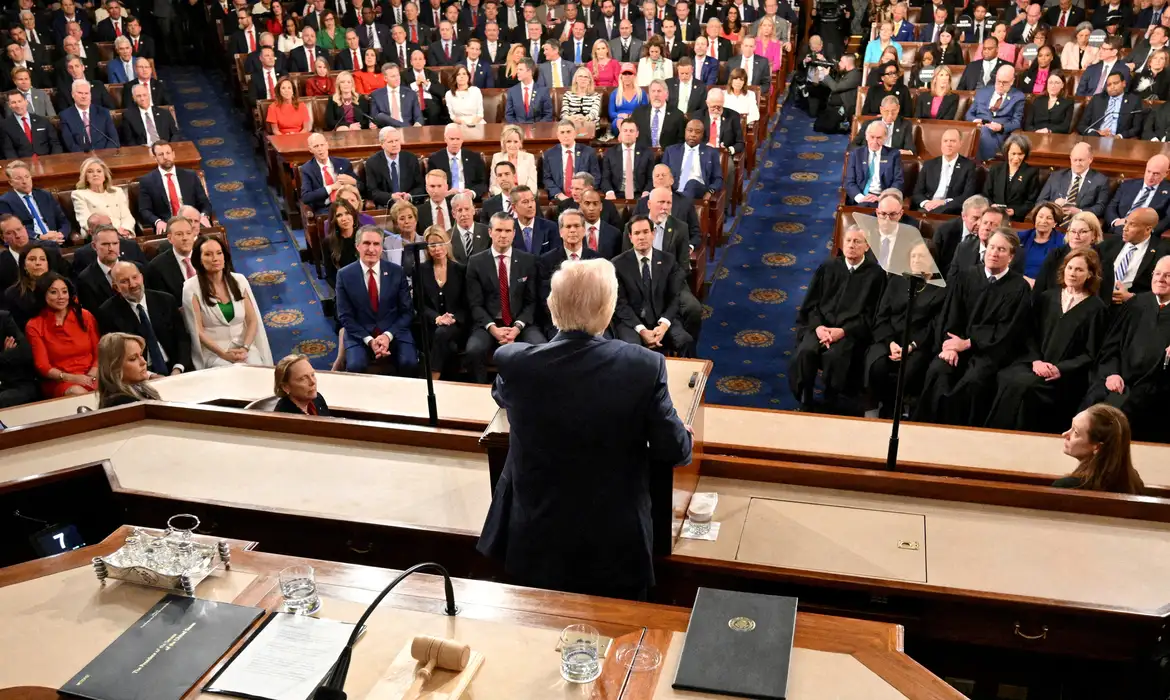 Trump proclama “era de ouro” em discurso sobre estado da União