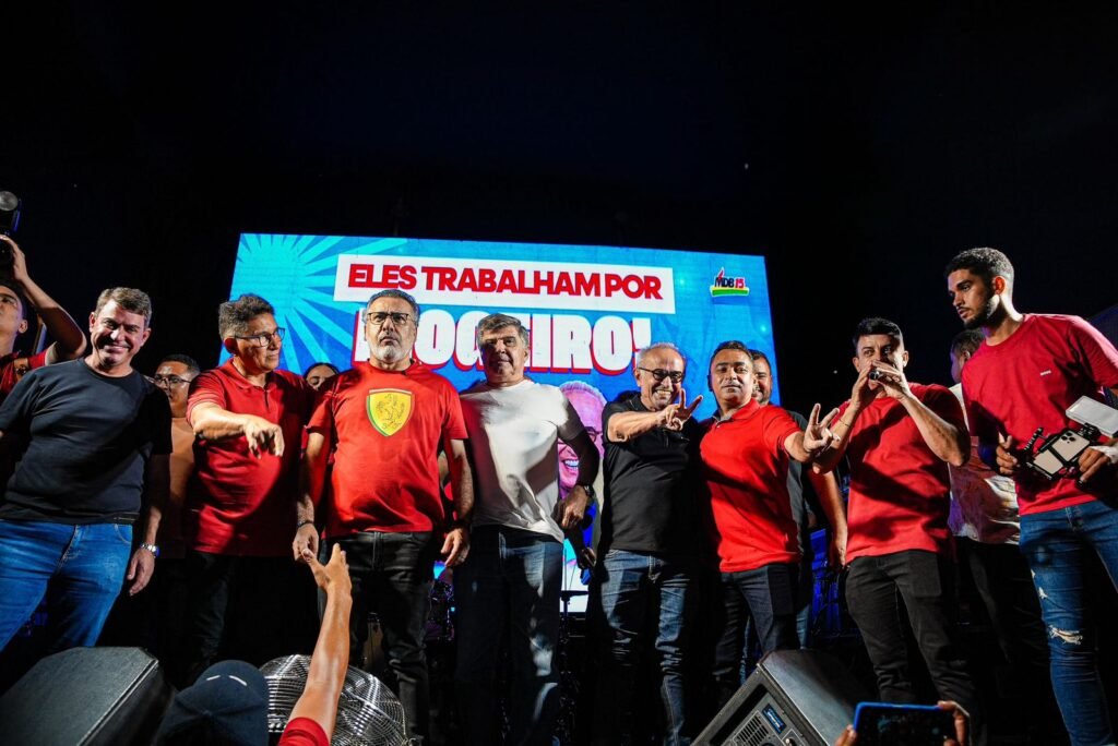 Cícero é recebido por multidão em Mogeiro em ato de adesão do prefeito Antônio Ferreira 12 cicero e recebido por multidao em mogeiro em ato de adesao do prefeito antonio ferreira